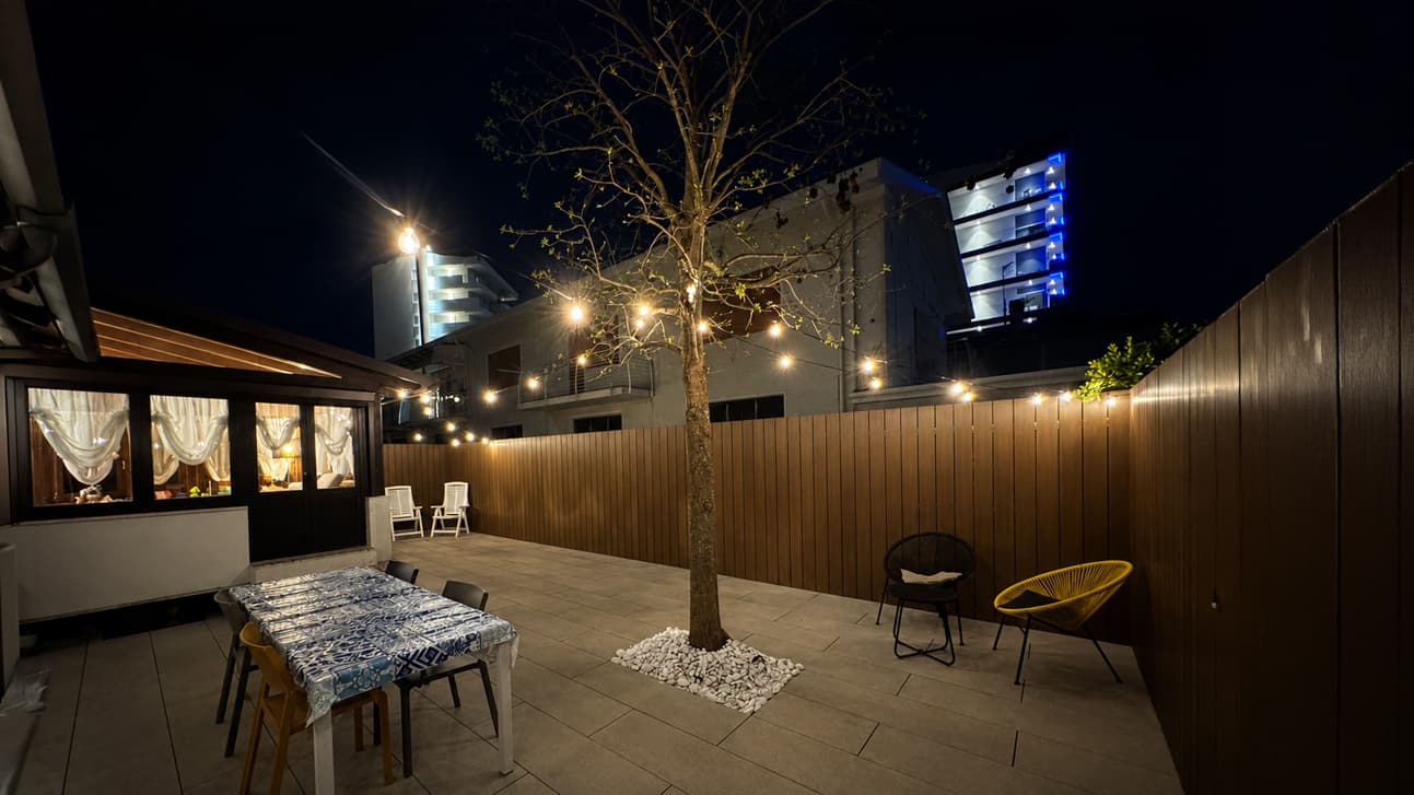 Riqualificazione outdoor a Jesolo Lido con DeckoLight, Lunar Support e PrimeUp